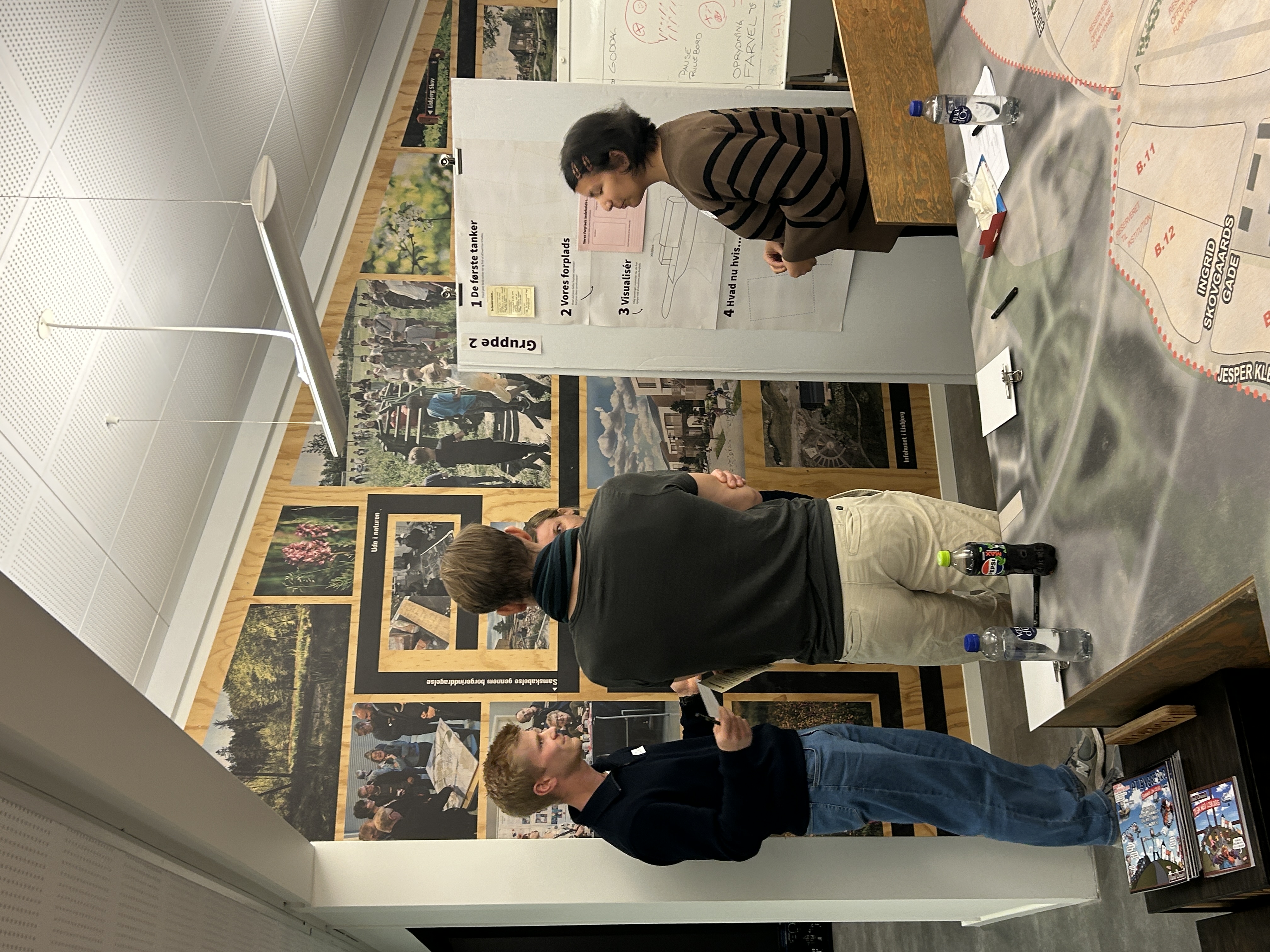 To aktører taler med facilitator af inddragelsesworkshop